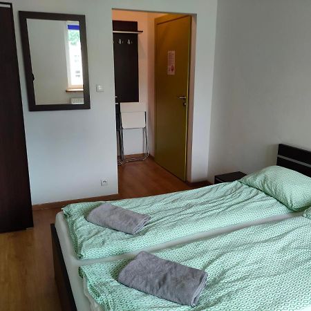 Lux Hostel - Z Prywatnymi Lazienkami กดิเนีย ภายนอก รูปภาพ